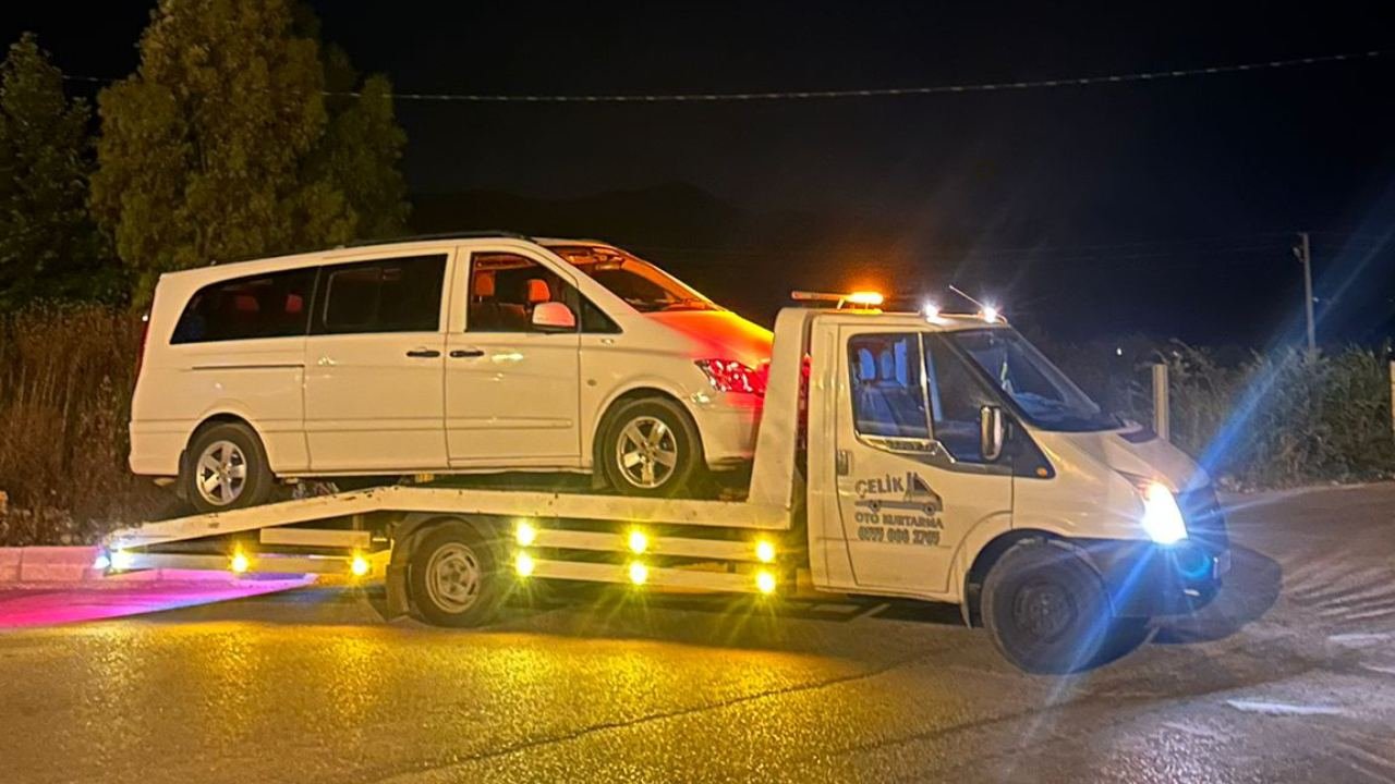 Çelik Oto Kurtarma çekicisi gece bir aracı taşırken