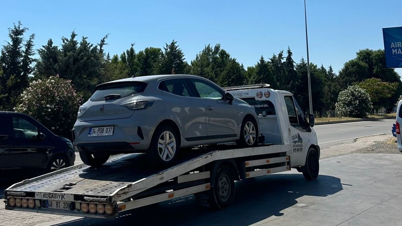 Çelik Oto Kurtarma çekicisi bir aracı yol kenarında yüklerken
